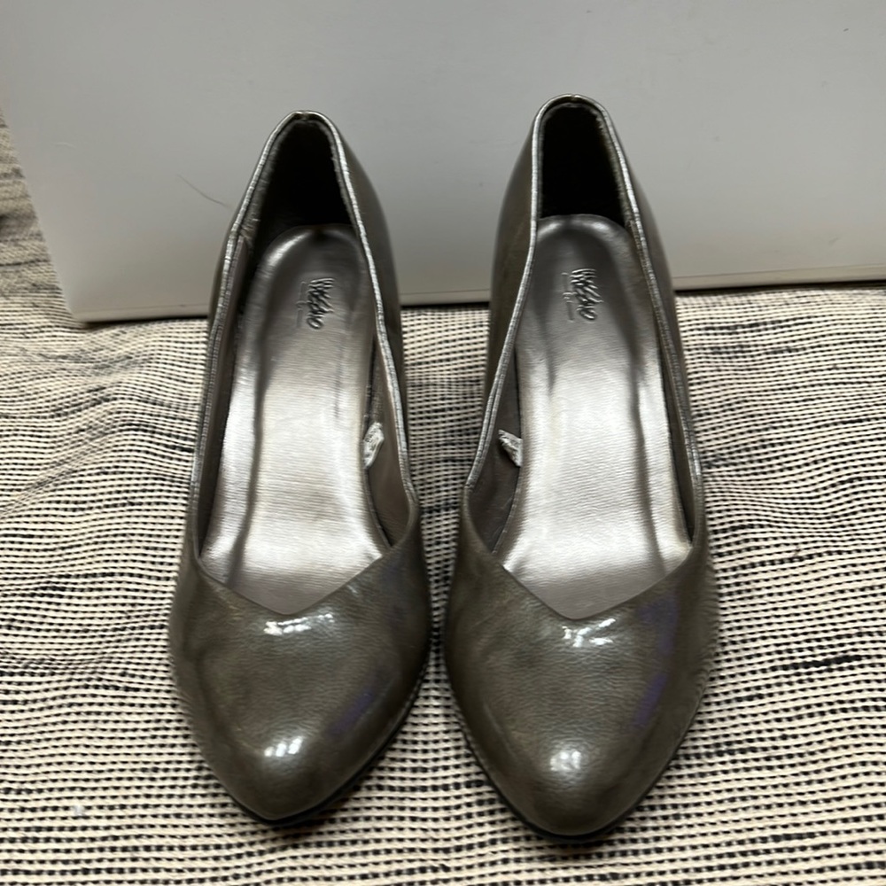 Mossimo silver-grey patten leather pumps